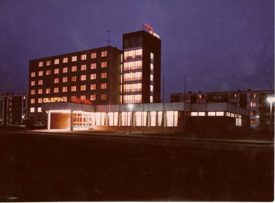 A kivilágított hotel 1974