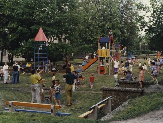 Játszótér az Alkotmány közben 1996