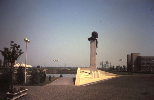 A Lenin szobor háttérben a dísztóval