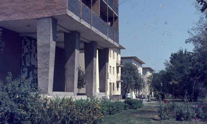 A Lordok háza a Szederkényi úti lakóházakkal fotó Mikolás Tibor