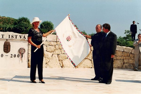 Józsa Lajos Hármas halom című alkotásásának átadása 2000