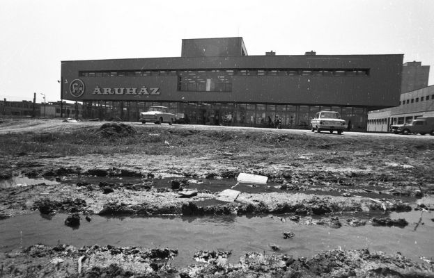 A Városház tér az átépítés előtt az 1980-as évek elején forrás fortepan