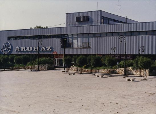 A Városháztér háttérban a Sajó Áruházzal 1996