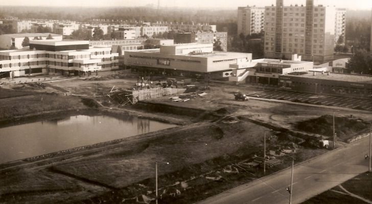 A Lenin-szobor talapzatának építése 1983