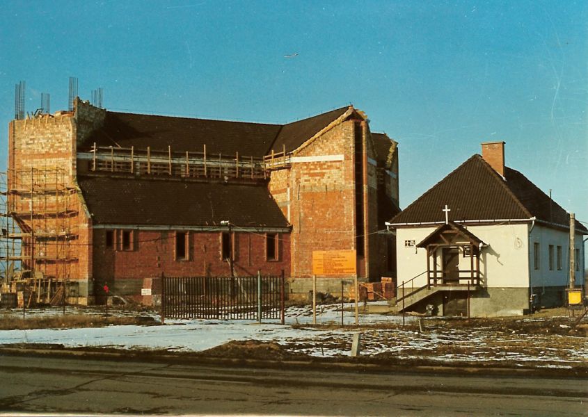 1992. december - Az épülő<br /> római-katolikus templom Tiszaújvárosban
